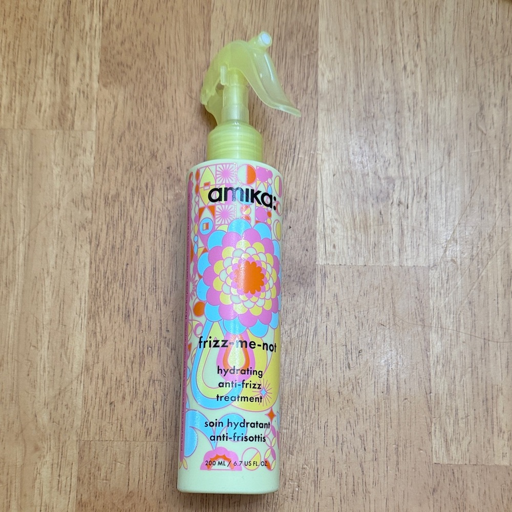 Amika Frizz me not spray